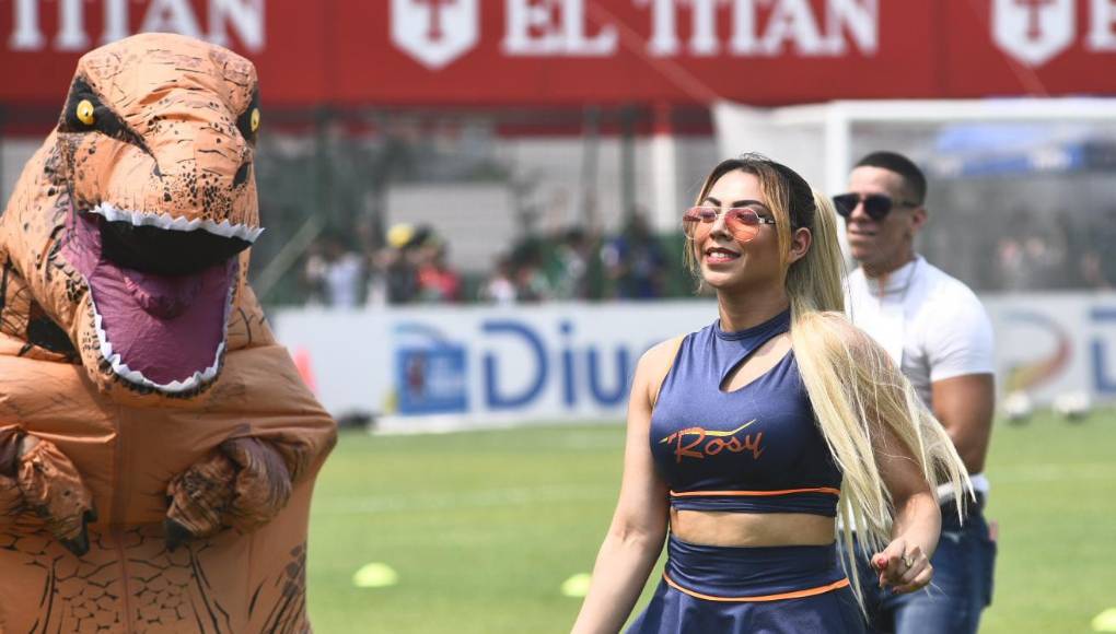 Tiendas Rossy acaparó las miradas con sus edecanes.