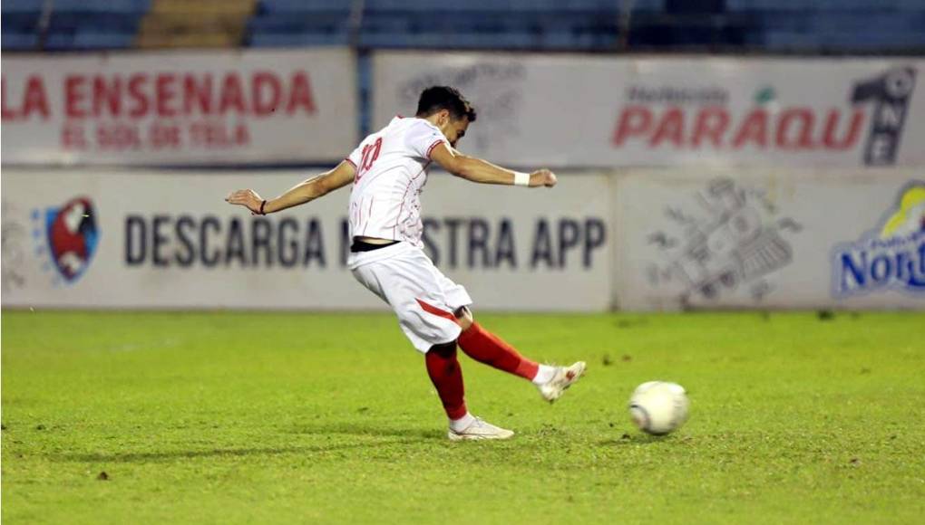 Marcelo Canales tuvo la gran oportunidad del Vida para empatar el partido, pero falló el penal antes del final del primer tiempo. Mandó el balón afuera.
