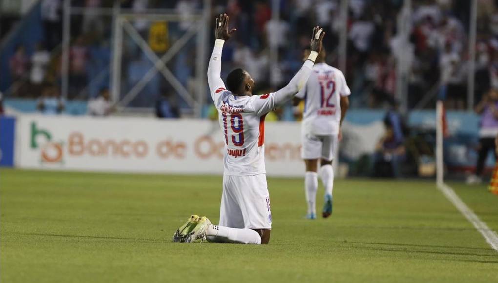 Yustin Arboleda cumplió la ‘ley del ex’ y fusiló al Marathón para abrir el marcador a favor de Olimpia.