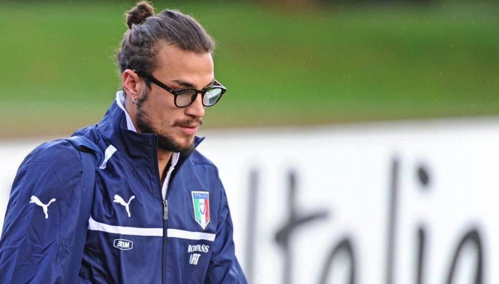 “Por ahí hay algunos de ustedes han pasado por lo mismo. Anímense a hablar con su familia. Yo hablé con una parte y otra se va enterar al ver esto. Me cuesta mucho abrirme y hablar las cosas, salir de la realidad que se genera en mi cabeza, que no es real pero que adentro de mi cabeza existe y es muy difícil para mí distinguir lo que es real de lo que mi cabeza inventa”, prosiguió.