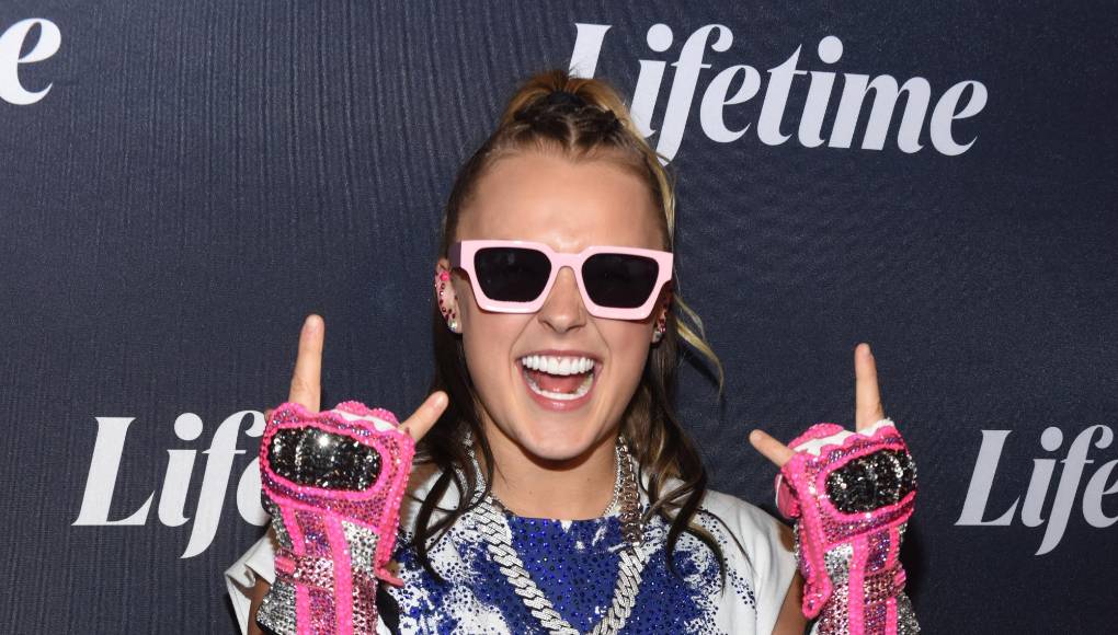 Jojo Siwa, la ex estrella infantil conocida por su energía vibrante y estilo único, ha estado en el centro de los comentarios este 2024. Desde que lanzó su nuevo disco, ha experimentado un cambio de imagen significativo, dejando atrás los lazos grandes y los conjuntos coloridos para adoptar un estilo más atrevido y maduro.