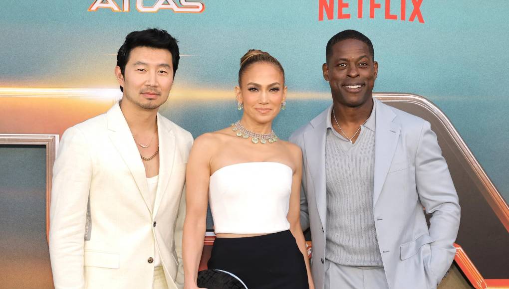 ‘Atlas’ es una película de ciencia ficción que nos lleva a vivir una aventura espacial. Jennifer López interpreta a Atlas Shepherd, una brillante pero misántropa analista de datos que desconfía profundamente de la inteligencia artificial. En un intento por salvar a la humanidad, Atlas se une a una misión para capturar a un robot rebelde con quien comparte un misterioso pasado. El elenco de ‘Atlas’ también incluye a Simu Liu como Harlan Shepherd, Sterling K. Brown como el coronel Elias Banks, Gregory James Cohan como Smith, Abraham Popoola como Casca Decius, Lana Parrilla como Val Shepherd y Mark Strong como el general Jake Boothe.