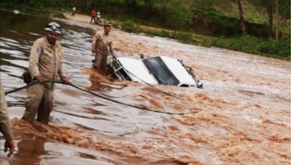 Dos personas muertas y varias casas dañadas dejan las lluvias en Honduras