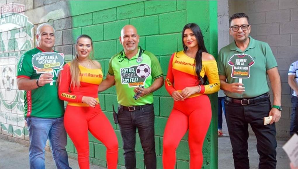 Dos lindas edecanes que trabajan con los patrocinadores del Marathón estuvieron en el Yankel y posaron con el presidente verdolaga Orinson Amaya.