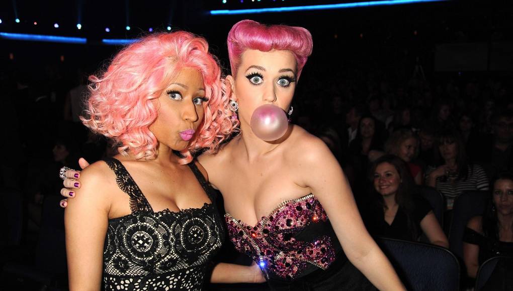 Poco después de que esa entrevista se publicara, Perry lanzó una nueva canción con Nicki Minaj, “Swish Swish”,, que aparece como una pista con distorsión con letras que suenan a indirectas para Taylor, por ejemplo: “No vengas por mí/No, hoy no/Estás calculado/Yo Tengo tu número/Porque eres un bromista/Y yo soy una reina asesina en la corte”.