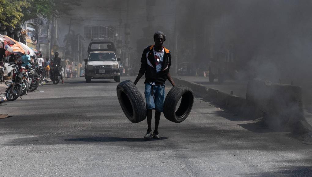 Vídeos que circulan por las redes sociales muestran a cientos de personas saqueando decenas de contenedores, llevándose todo lo que encontraban a su paso en este puerto, situado en un barrio obrero controlado por el grupo armado de Jimmy Cherizier, alias ‘Barbecue’. 