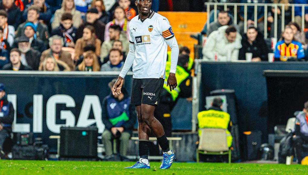 Según detalló el médico deportivo, la lesión del jugador del Valencia es extremadamente seria y brinda que el peor diagnóstico que existe: “Por desgracia se trata de una lesión gravísima y, por tanto, corre serio riesgo de no poder volver a jugar al fútbol. Estas lesiones suelen dañar el cartílago, que es una estructura que no se regenera”. 