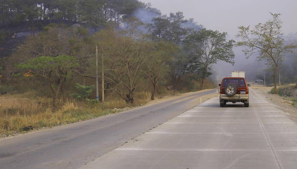 <b>Uno de los tramos donde solo uno de los carriles está finalizado. Como este hay varios a lo largo de la vía entre San Pedro Sula y Copán.</b>