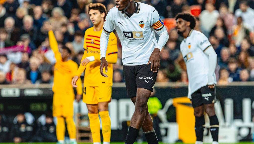 Formado en el Lyon, Diakhaby llegó al Valencia en 2018 por 15 millones de euros (16,25 millones de dólares al cambio actual). 