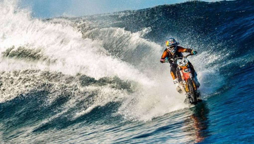 Surfeando sobre las olas ¡en motocicleta!