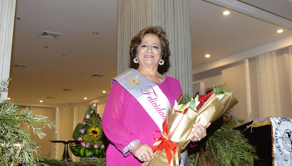El buen gusto y el impresionante ánimo de las damas del club fueron esenciales para que el festejo fluyera amenamente, en el cual se ha elegido a la querida miembro del IWC, la señora Mary Handal. 