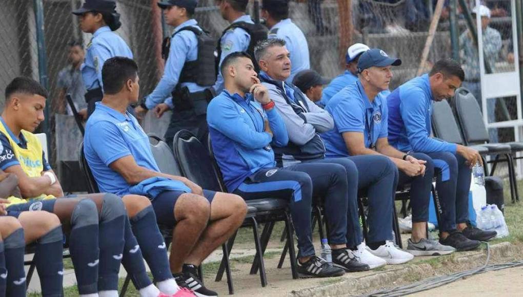 Las sillas en las que estuvo sentado Diego Vázquez junto a su cuerpo técnico.