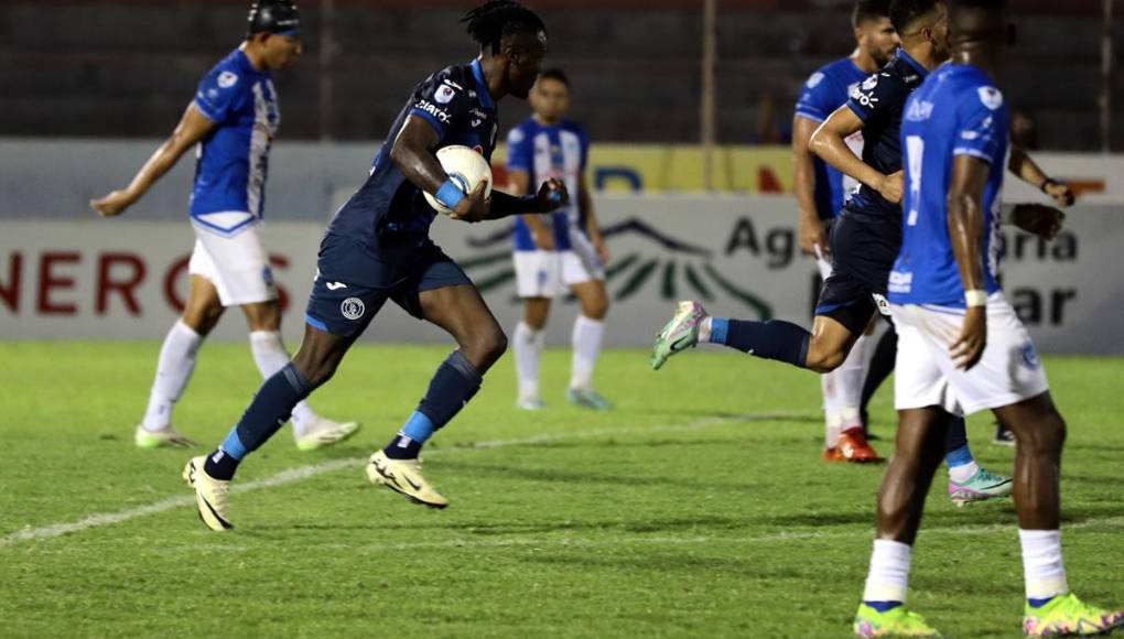 Rubilio Castillo marcó el gol del empate 2-2 de Motagua en el minuto 95 y salvó un punto ante Victoria.