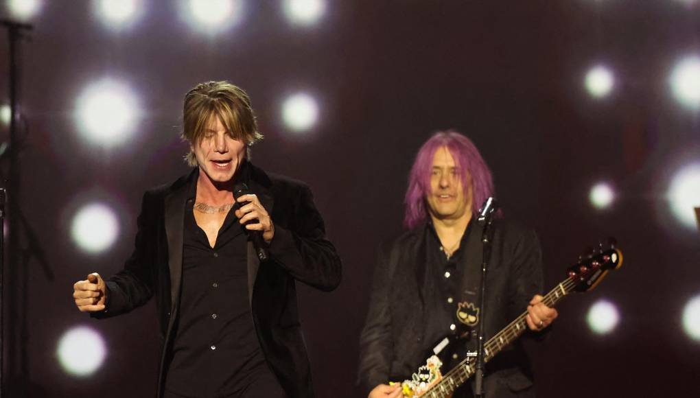 Los Goo Goo Dolls, que han realizado numerosas giras con Bon Jovi, interpretaron “This House is Not For Sale”, incluido un poderoso solo digno de cualquier héroe de la guitarra. “Siempre ha sido generoso y abierto, y esas son las personas que más admiro en este negocio”, dijo John Rzeznik de Goo Goo Dolls sobre Bon Jovi. “Creo que realmente se lo merece, es genuino en lo que hace y siempre ha devuelto mucho. Y creo que eso te ayuda a mantenerte cuerdo y hace que esto valga la pena”.