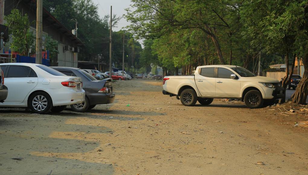 Entre la 7 y 8 calle, 1 avenida, carros estacionados no dejan espacio para que otros vehículos pasen.