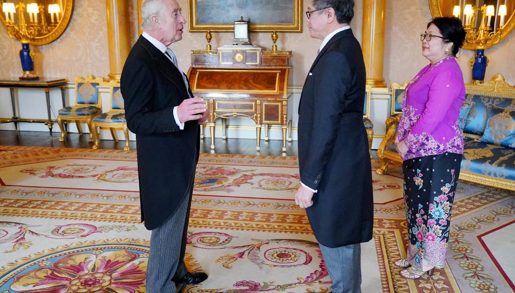 También tiene funciones diplomáticas. Tras el anuncio de su cáncer, Carlos III canceló todos los compromisos públicos oficiales, pero siguió desempeñando algunas funciones oficiales, como reuniones con el primer ministro y diplomáticos extranjeros, en persona o por videoconferencia. 