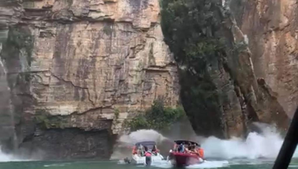 Impactante video muestra el momento en que gigantescas rocas aplastan varias lanchas de turistas