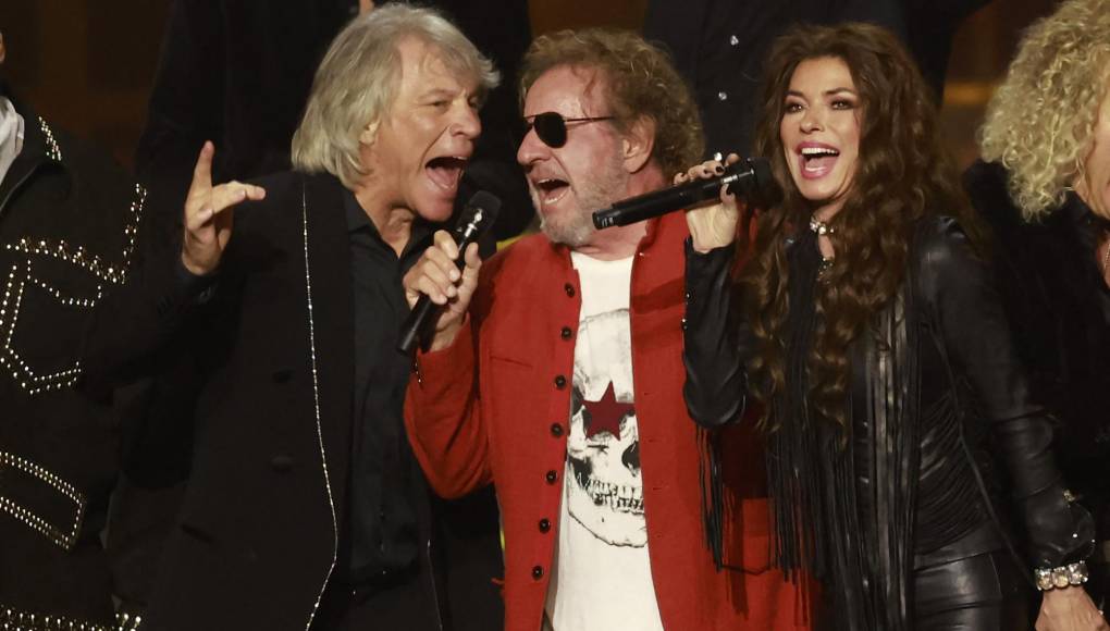 La noche terminó con una interpretación en conjunto entre numerosos músicos estelares del éxito “Livin’ On A Prayer”, después de que Bon Jovi pronunciara un discurso anunciando el “regalo” que significa la música.
