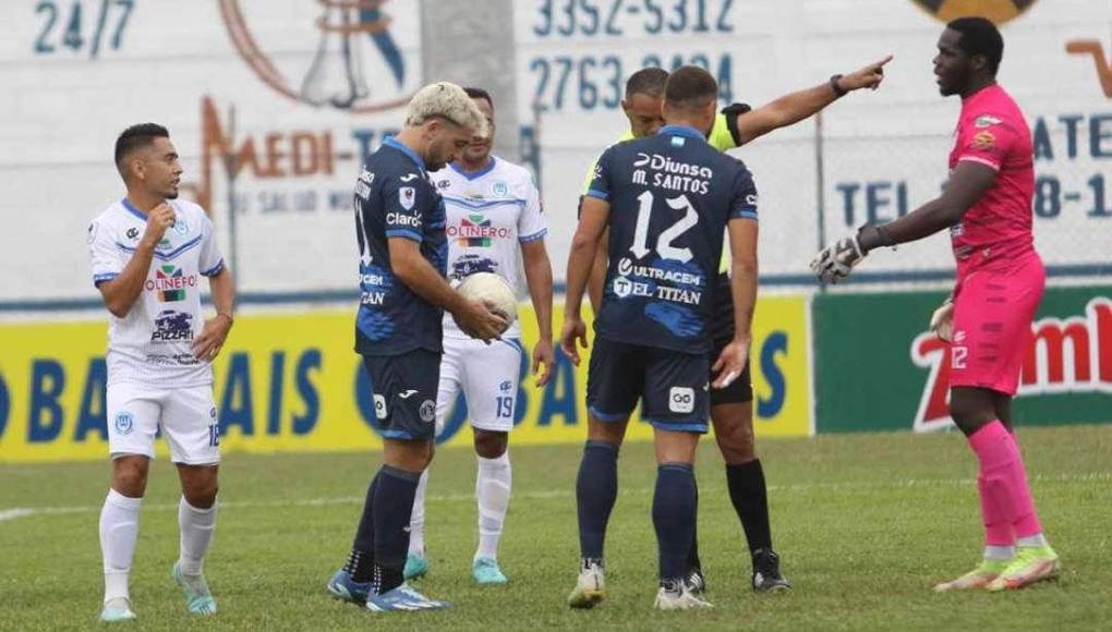 El Motagua empezó ganando con un gol de penal. El portero sancristobaleño Julani Archibald del Victoria intentó desestabilizar a Agustín Auzmendi.