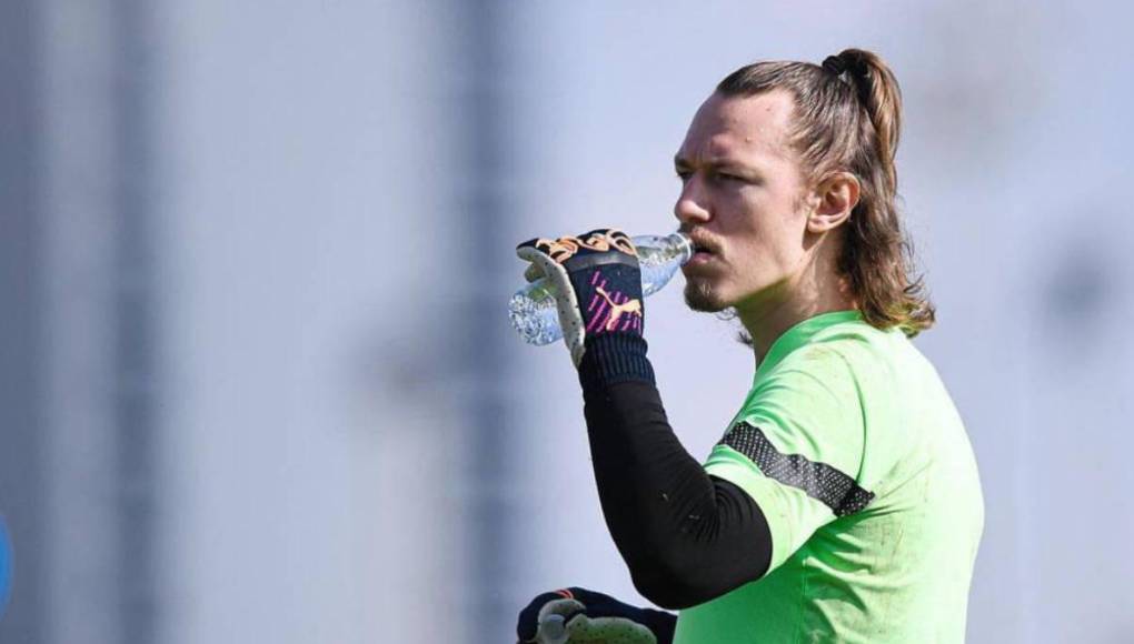 Según revela Fabrizio Romano, Safonov se convertirá en el primer fichaje del verano para el PSG. El club ha decidido no renovar a Keylor Navas y va por el portero ruso del Krasnodar. La operación está por cerrarse en 30 millones de euros, ya que el arquero de 25 años tiene contrato en vigor hasta 2029.
