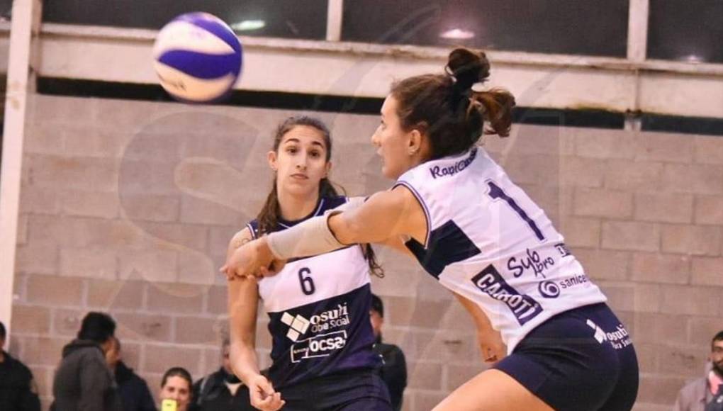Iara le gusta el fútbol, pero prefirió jugar voleibol y militó en un equipo llamado ‘Las Lobitas’.