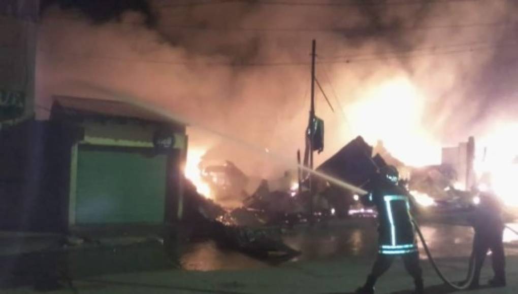 Voraz incendio consume cinco negocios frente al mercado de Juticalpa