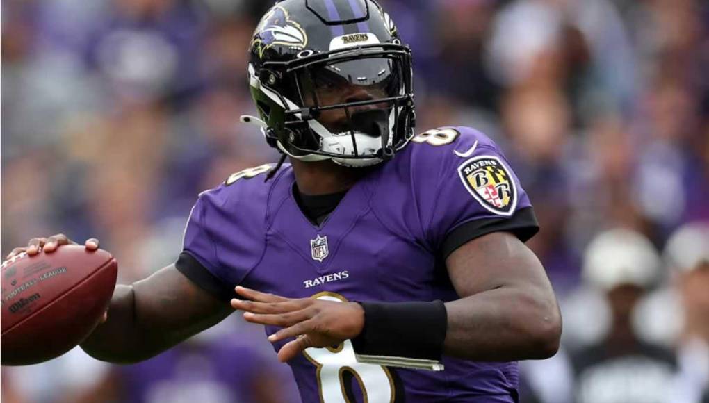 10. Lamar Jackson es el único jugador de la NFL en la lista en el décimo lugar ($100.5 millones) gracias al bono por firmar que se negoció en su nuevo contrato con los Baltimore Ravens el año pasado.