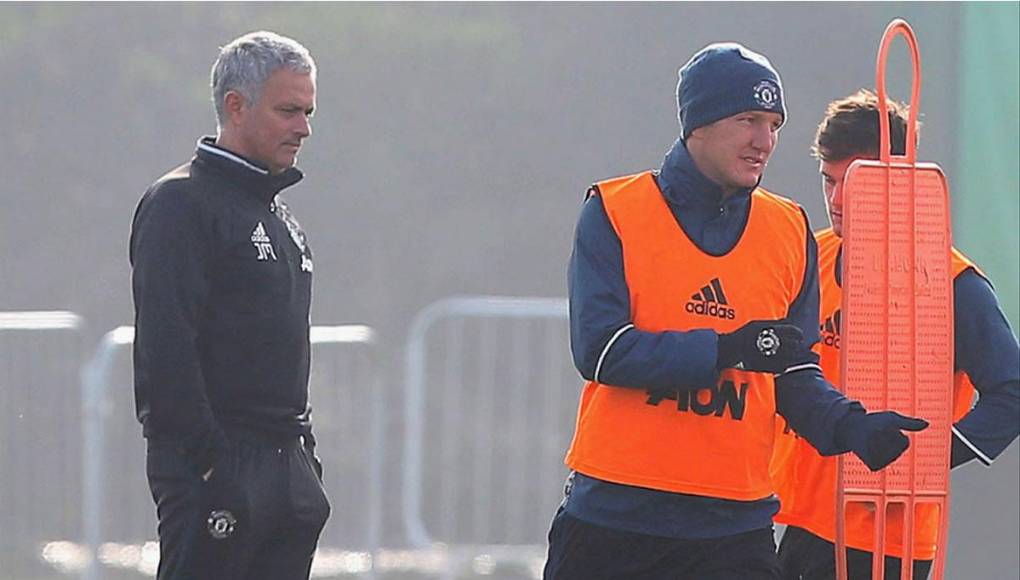 El exjugador alemán cuenta que “después tuve una reunión (con José Mourinho) por la tarde. Me explicó que no me veía feliz aquí en el (Manchester) United porque cuando tuve mi lesión, hice mi rehabilitación con médicos alemanes y pasando tiempo en Alemania”.