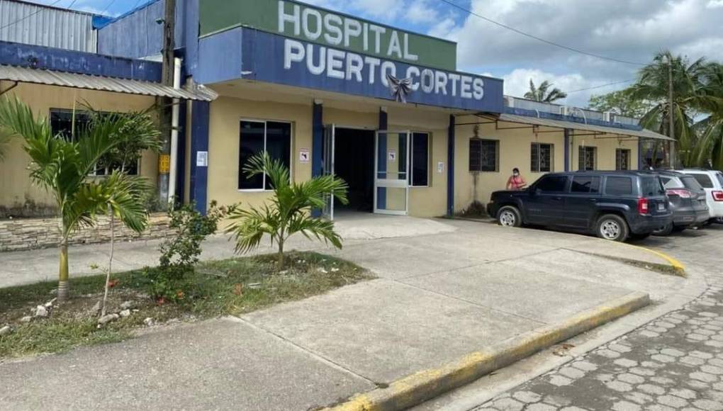 Fueron trasladados de urgencia al hospital de Puerto Cortés, donde luego de varias horas se confirmó la muerte de dos de las víctimas, mientras que una tercera persona se debate entre la vida y la muerte. 