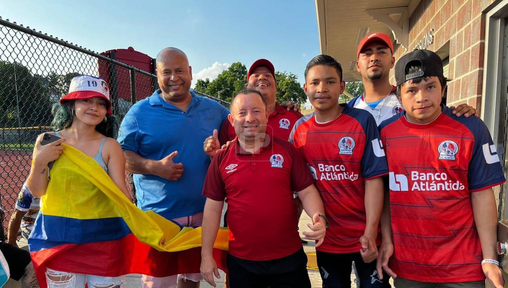 Los seguidores de los leones aprovecharon para recordar este momento y se tomaron fotos con el ‘Chelito’, asistente de campo del equipo capitalino.