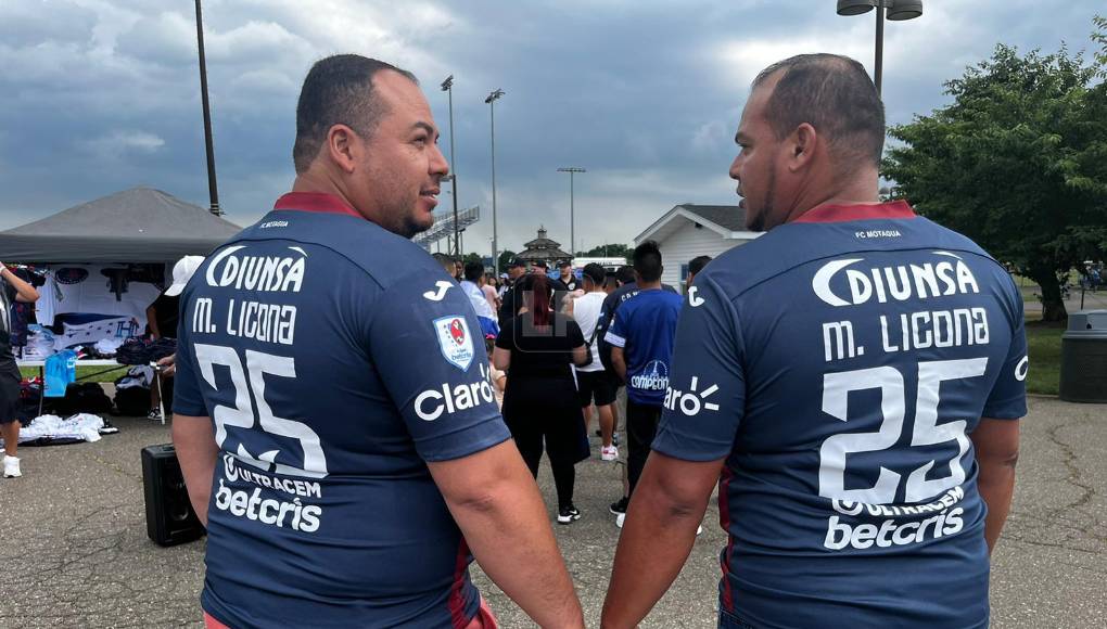 Estos dos aficionados llegaron vestidos con la camiseta de Marlon Licona, guardameta de Motagua.