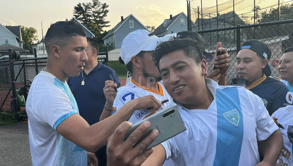 El seleccionado nacional y jugador del Comunicaciones, Kevin López, firmó autógrafos y se tomó fotografías con los seguidores guatemaltecos.