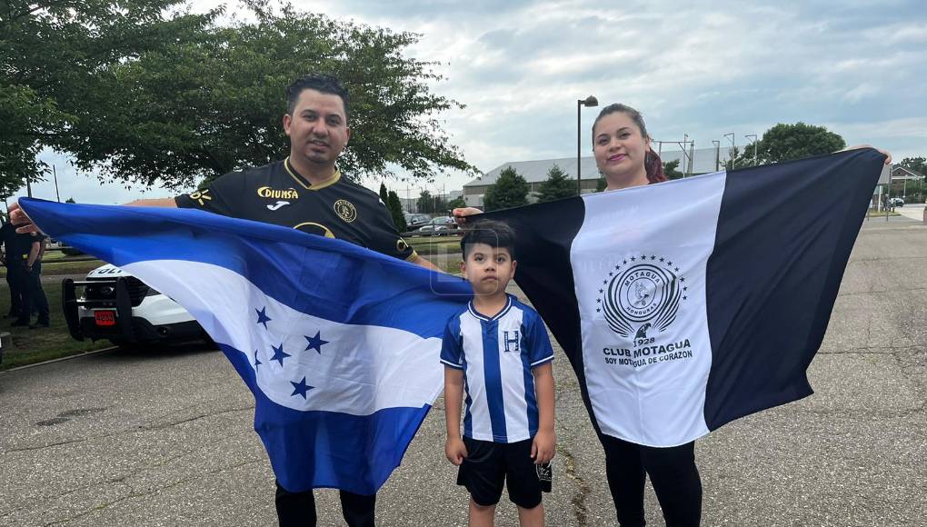 Todos los hinchas de Motagua llegaron identificados con sus banderas y camisetas.