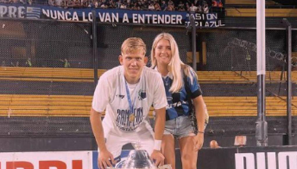 Ella le comunicó que Samudio le había escrito en privado, por lo que el charrúa se lo contó a los altos mandos del Liverpool para que tomaran una decisión.