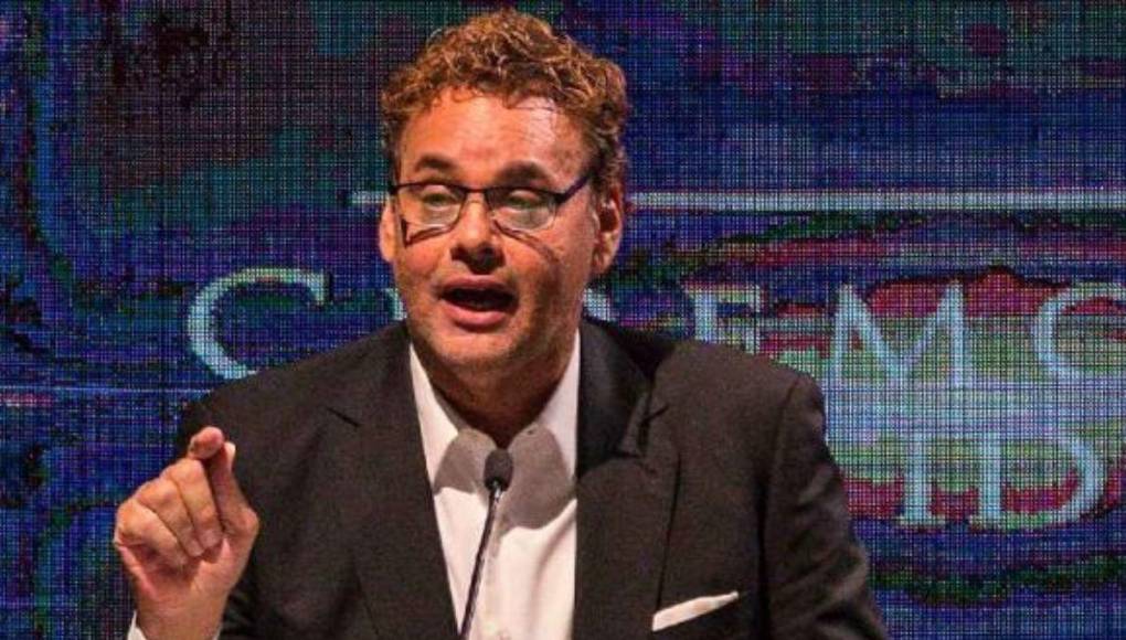 “Con todo respeto es más importante en México que en Panamá; si México llega a perder en la Final Four de la Concacaf, el proceso de Jaime Lozano se tambalea dramáticamente, no creo que le vaya a costar el trabajo, pero seguramente empezarán otro tipo de posibilidades”, arrancó opinando. 