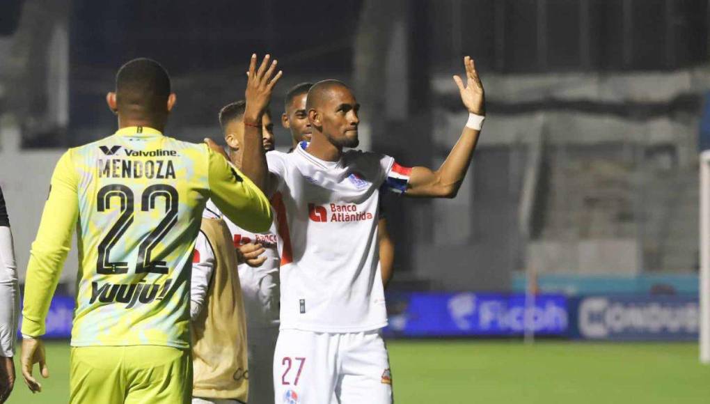 Olimpia sufrió la expulsión de Edwin Rodríguez a los 35 minutos del primer tiempo. Sin embargo, eso no fue impedimento para ganar y se impuso 3-1 ante Real España.