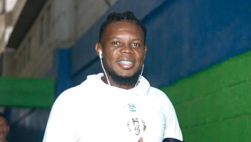 José García: Hará dupla en la zaga central junto a Jonathan Paz.