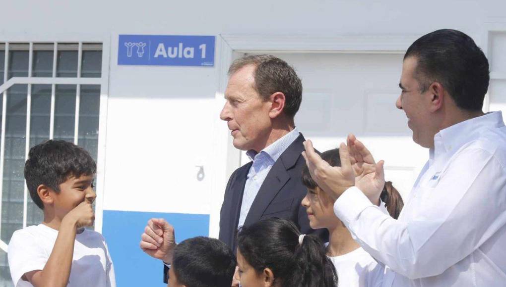 Los pequeños de la Fundación Real Madrid le pidieron a Butragueño que saludara a los cracks del club merengue. 