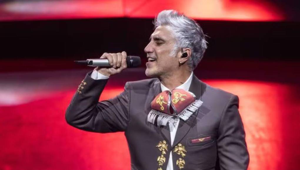 Lo cierto es que Alejandro Fernández ha revivido los recuerdos en los seguidores de Vicente Fernández.