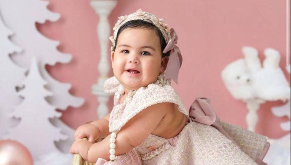 La bebé que tiene junto a Anuel AA es idéntica a su padre y ella dice amarla más que a nada en el mundo. La pequeña está a punto de cumplor su primer añito de vida y ella está compartiendo los detalles de la fiesta en sus redes sociales. 