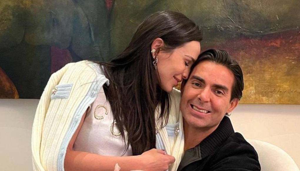 Fue a mediados del 2023, cuando el cantante y Charito marcaron distancia y se anunció que el fin del matrimonio, uno de los más sólidos del espectáculo. La ruptura de dio entre dimes y diretes que apuntaban una infidelidad, pero esto fue desmentido por la misma mamá de Ernesto, Lupita D’Alessio.