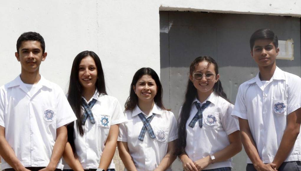 Entre esos alumnos brillantes se encuentran Carlos Alberto Cerros Leonardo, Stefhany Gabriela Paz Salvador, Julissa Elizabeth Lemus Hernández, Izza Paola Velásquez Sabillón y Darwin Jualian Durán Muñoz, quienes cuentas con índices promedios del 95% y el 100%. Todos conversaron con LA PRENSA y contaron la clave del éxito de sus buenas calificaciones.