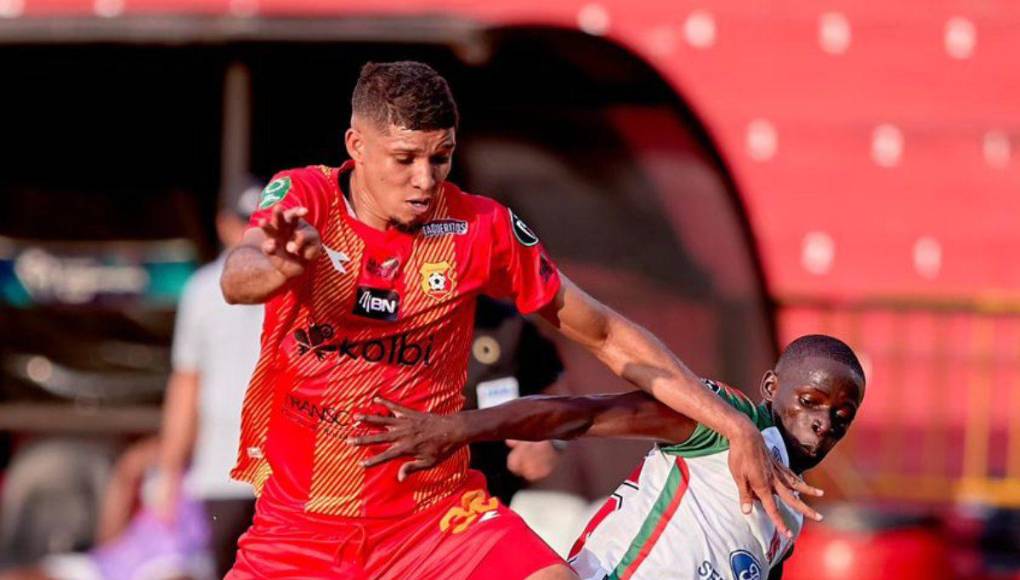 Getsel Montes: El defensor hondureño está teniendo una gran campaña en el Herediano y no fue tomado en cuenta.