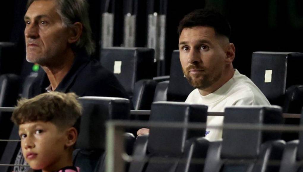 Messi no entró en la convocatoria del partido por una lesión y estuvo en las graderías observando el encuentro.
