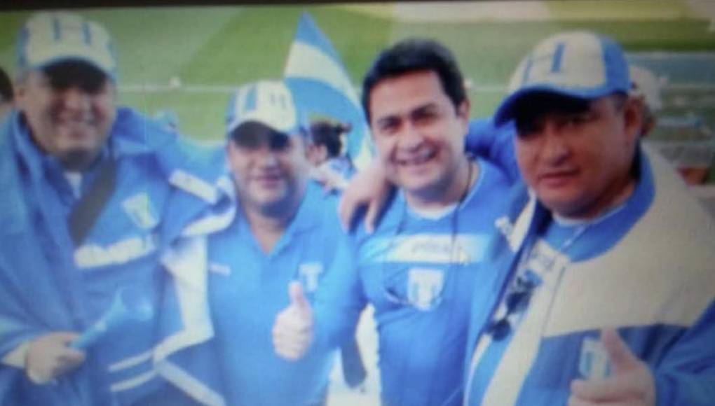 Esta foto de Juan Orlando Hernández con los hermanos Valle Valle en el Mundial de Sudáfrica 2010 fue presentaba al jurado por la fiscalía de Nueva York.