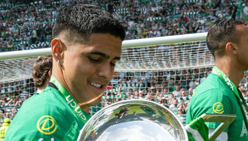 Luis Palma festejó a lo grande con sus compañeros y aficionados del Celtic.