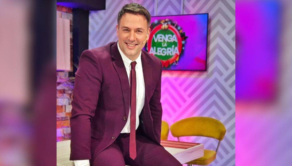 Su nombre es Gustavo Mario Leone de 34 años y es un popular presentador del canal de televisión TV Azteca Honduras. 