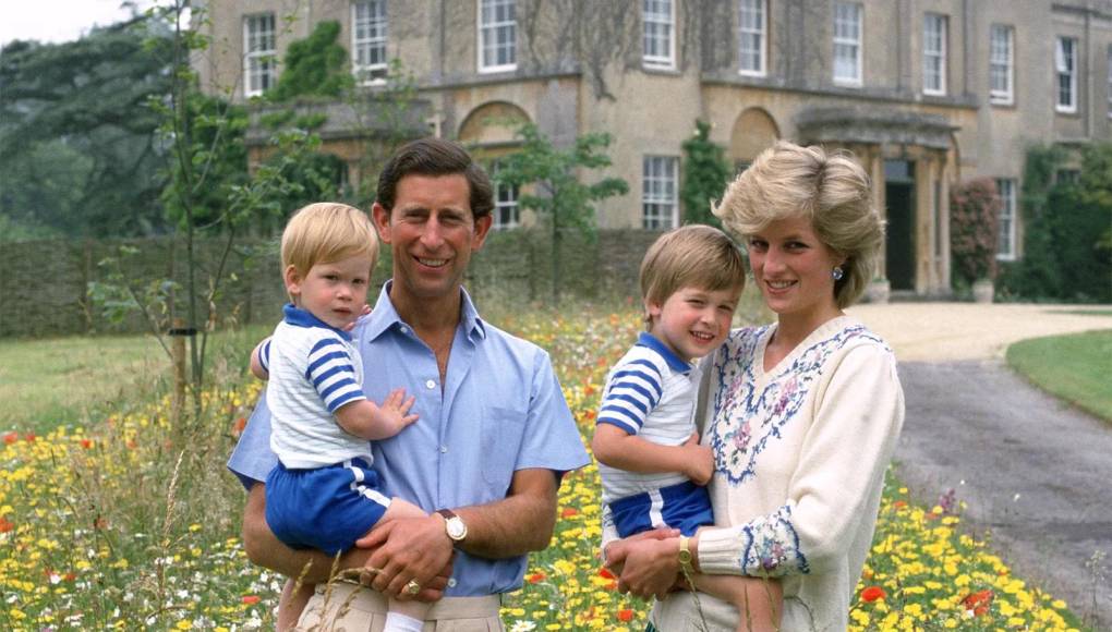 Su madre, Diana, princesa de Gales, falleció en un accidente de tráfico en París, Francia, el 31 de agosto de 1997, mientras él y su hermano se encontraban con su padre en el castillo de Balmoral. Su muerte ocurrió días después de que ella pasara unos días de fiesta en la Francia meridional con sus hijos. En el funeral de su madre, Harry, junto a su hermano, su padre, su abuelo paterno, el príncipe Felipe y su tío materno, Charles Spencer, formó parte del cortejo fúnebre que acompañó al féretro de Diana desde el palacio de Kensington hasta la abadía de Westminster.