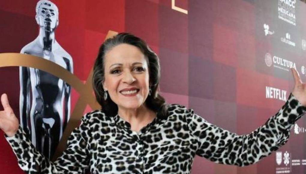 “Un coche vino, le pegó y se fue. El acomodador nos dijo que aquí estaba bien y así quedó esto”, reveló la actriz en entrevista con el reportero.