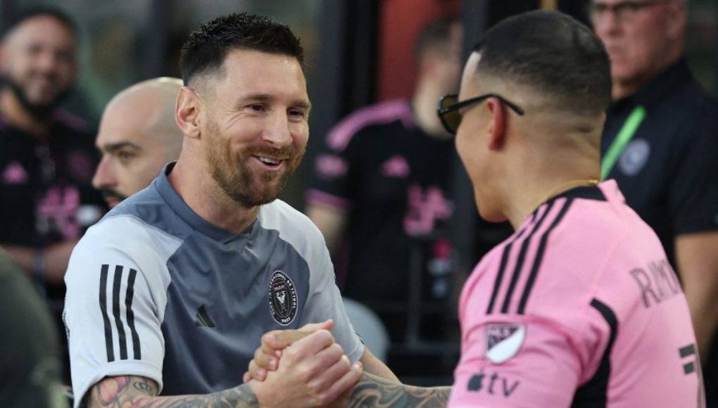Messi vio a Daddy Yankee e inmediatamente le estrechó la mano.